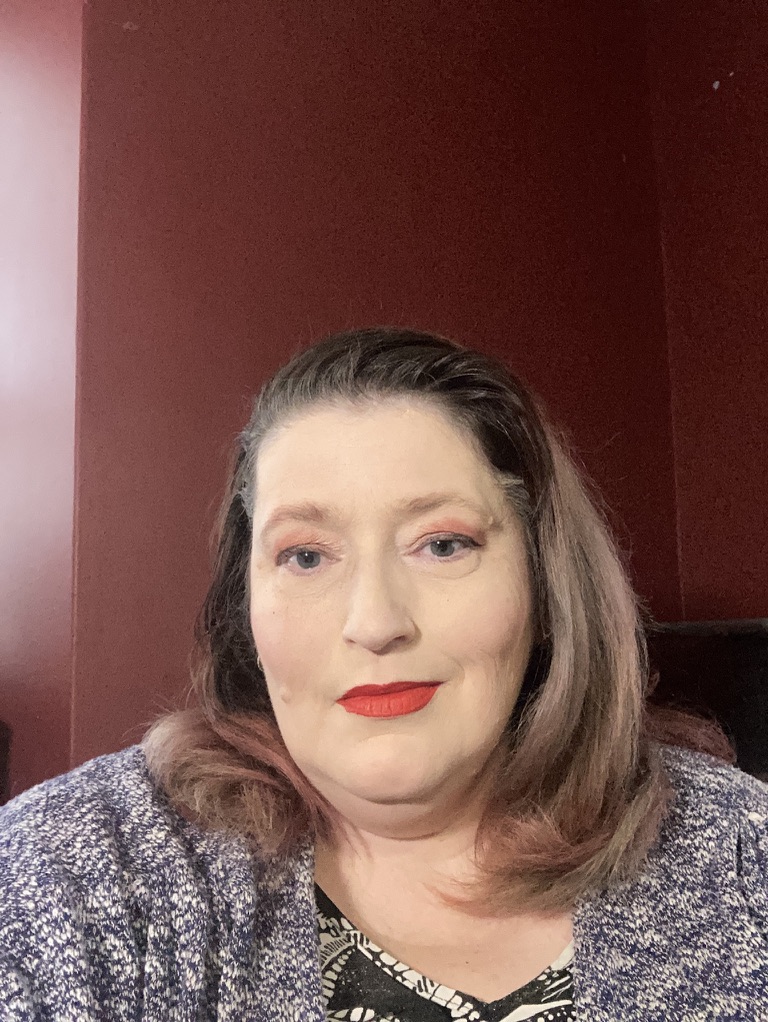 Amanda Sutherland artist portrait in Tasmania
